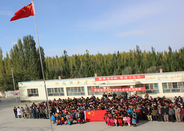 州纪委下沉干部与村民开展系列活动欢度国庆