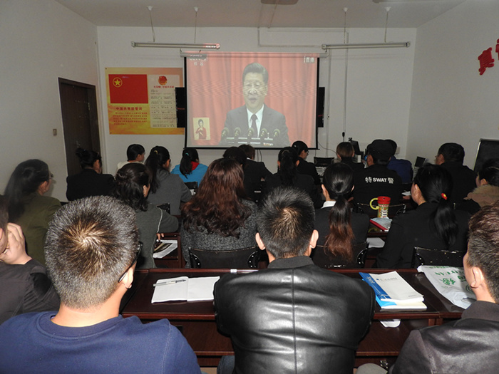 3新疆维吾尔自治区阿勒泰地区阿勒泰市金山路街道观看十九大报告视频_副本.jpg