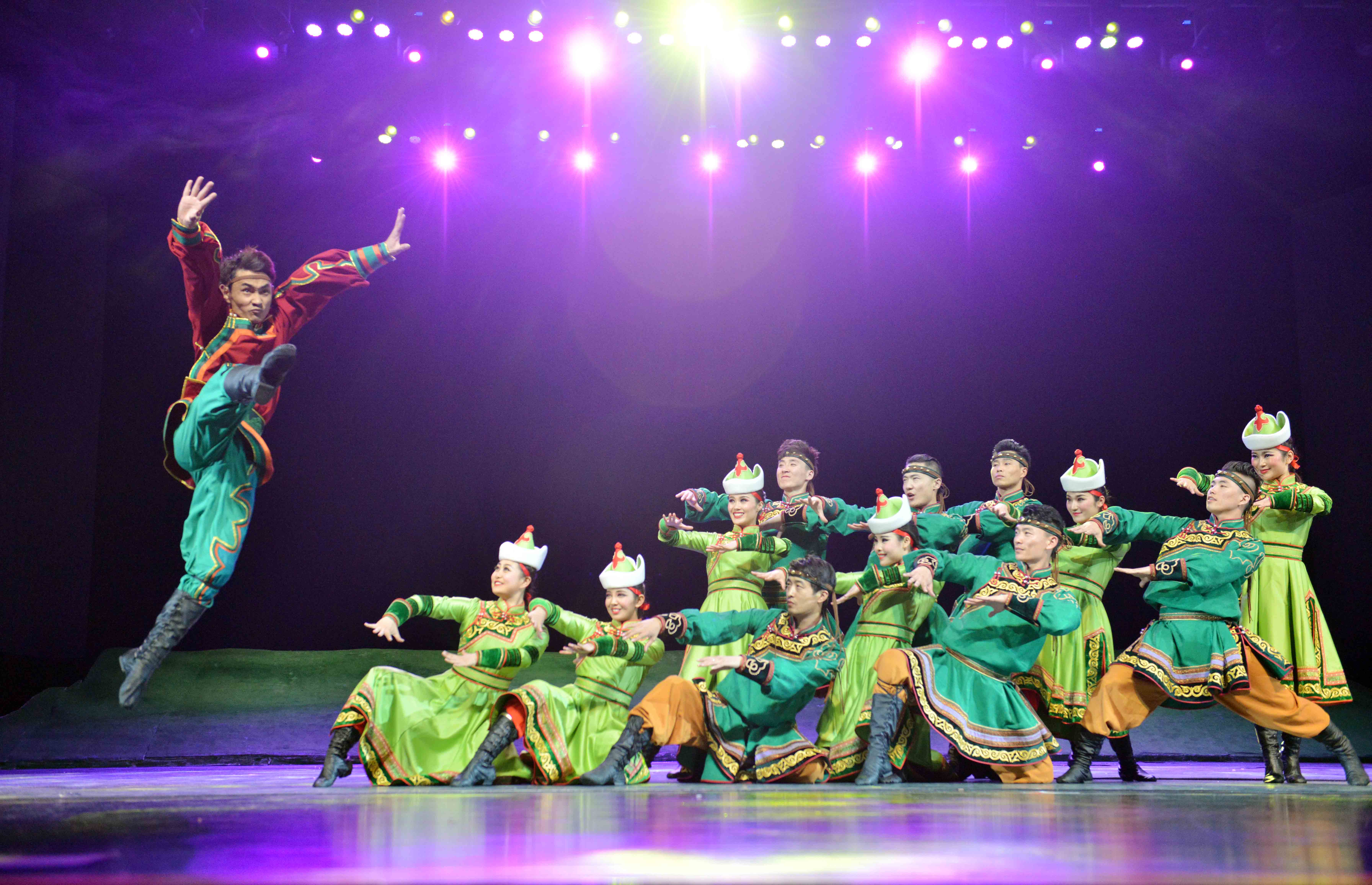 习近平回信勉励乌兰牧骑队员 大力弘扬乌兰牧骑优良传统 永远做草原上的＂红色文艺轻骑兵＂