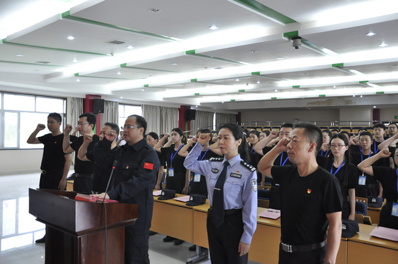 自治州新入职纪检监察干部举行宪法宣誓仪式