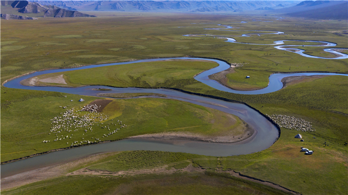镜头丨巴音布鲁克草原上演“转场大片”