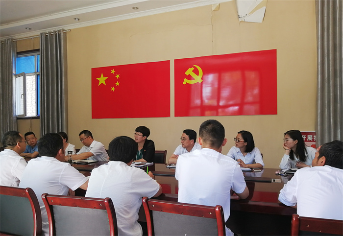 巴州党委巡察办大力开展州县联动巡察，巡乡带村，解剖麻雀。图为巴州党委第七巡察组在巡察轮台县哈尔巴克乡党委过程中，同巡察哈尔巴克乡各村党支部的轮台县党委巡察组共同研究解决巡察过程中出现的问题，在上下联动中传授工作方法，提升巡察质量。.jpg