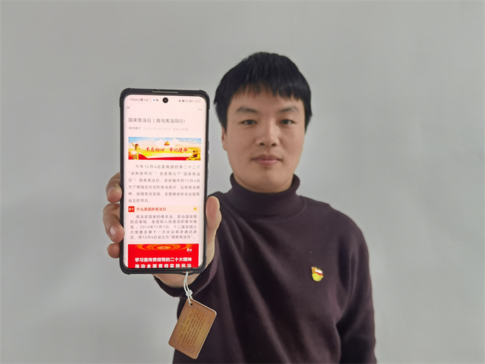 1.巴州纪委监委紧密结合党的二十大精神，加强宪法学习宣传，在“清风楼兰”微信公众号和巴州纪检监察网站开设“宪法宣传周”专栏，转载以学习宣传贯彻实施宪法为主题的报道，增强全民法治观念，推进法治社会建设。（古力米热 摄）.jpg