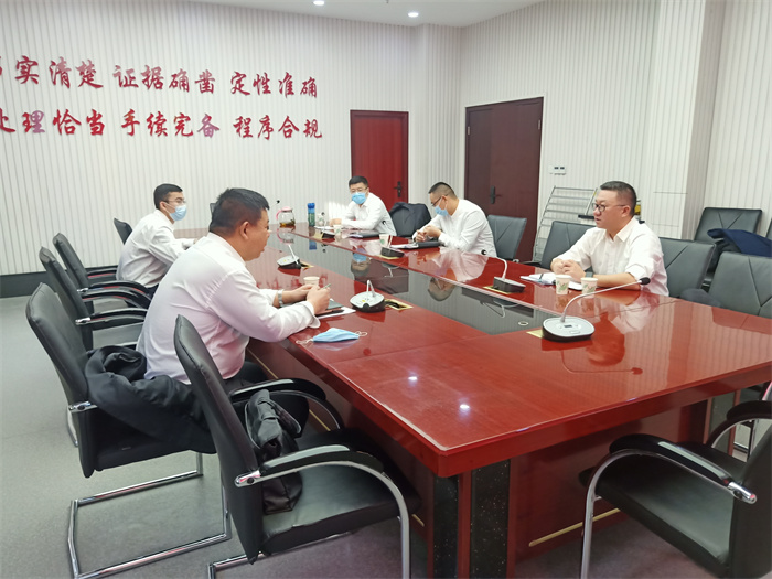 王磊（右一）与专案组同志谈论案件.jpg