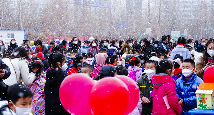 7.“春雪满空来，触处似花开”。雨水节气前夕，一场忽如其来的春雪悄然降于库尔勒市，皑皑白雪、如诗如画，学校操场上到处洋溢着孩子们喜悦的笑容。（库尔勒市纪委监委  姚谦 摄）.jpg