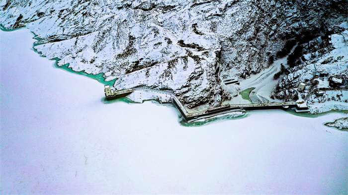 6.雨水时节，和硕县八一水库迎来了一场突如其来的大雪，茫茫大地，白雪纷飞，处处银装素裹，圣洁的雪精灵翩然起舞，给大地换上了洁白的新衣，宛若置身仙境一般，美不胜收。(和硕县纪委监委  李鹏举 摄).jpg