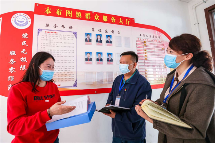 10.三月芳菲，熠熠芳华。博湖县纪委监委的女干部们在本布图镇对惠民政策落实情况进行监督检查，她们以忠诚干净担当的品格，在监督执纪问责一线用实际行动谱写巾帼华章。（博湖县纪委监委  年磊 摄）.png