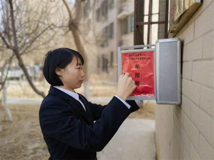 2.库尔勒市迎宾街道纪检监察女干部，密切关注群众关心关切问题，将基层“小微权利”盯紧看牢，展现了新时代纪检监察干部的使命担当与巾帼华采。（库尔勒市纪委监委  黄磊 摄）.jpg