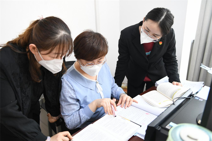 1.巴州纪委监委案件审理室的“娘子军”们，秉持着严细深实的工作作风，敢于迎难而上、不惧困难挑战，以勤政务实的作风和细致严谨的态度严把案件处理的最后一道关口。（巴州纪委监委  李源 摄）.jpg