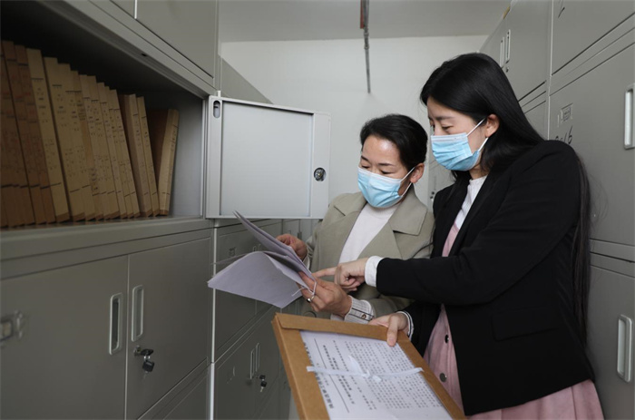 3.和硕县纪检监察女干部作为反腐败斗争一线的“铁娘子”，以巾帼须眉的拼劲和韧劲深入审查调查一线，维护群众切身利益，为风清气正的政治环境提供了坚强保障。（和硕县纪委监委  杨会 摄）.jpg