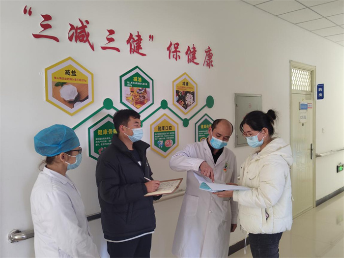 3.尉犁县纪委监委通过入户走访、交谈询问、查阅资料等方式，深入各乡镇卫生院对农村合作医疗保险资金开展专项监督检查，对发现的问题快查快改，切实守护好老百姓的“救命钱”。（尉犁县纪委监委  宋爱航 摄）.jpg