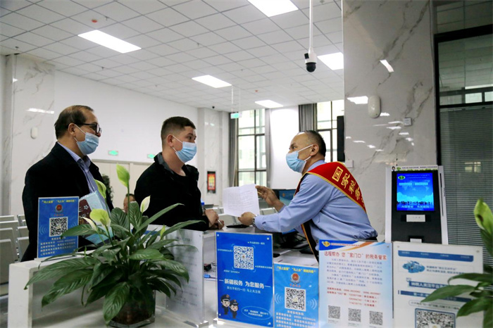 镜头丨“窗口”虽小 民心事大