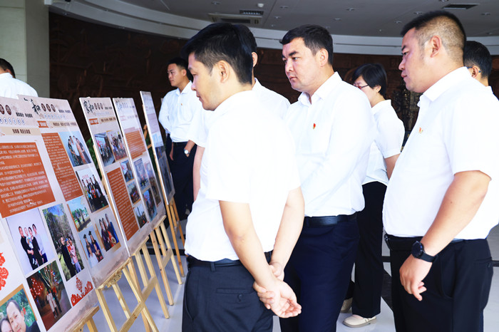 轮台县举办“家和万事兴”家风家教主题展1(摄影：段丽君）3.JPG