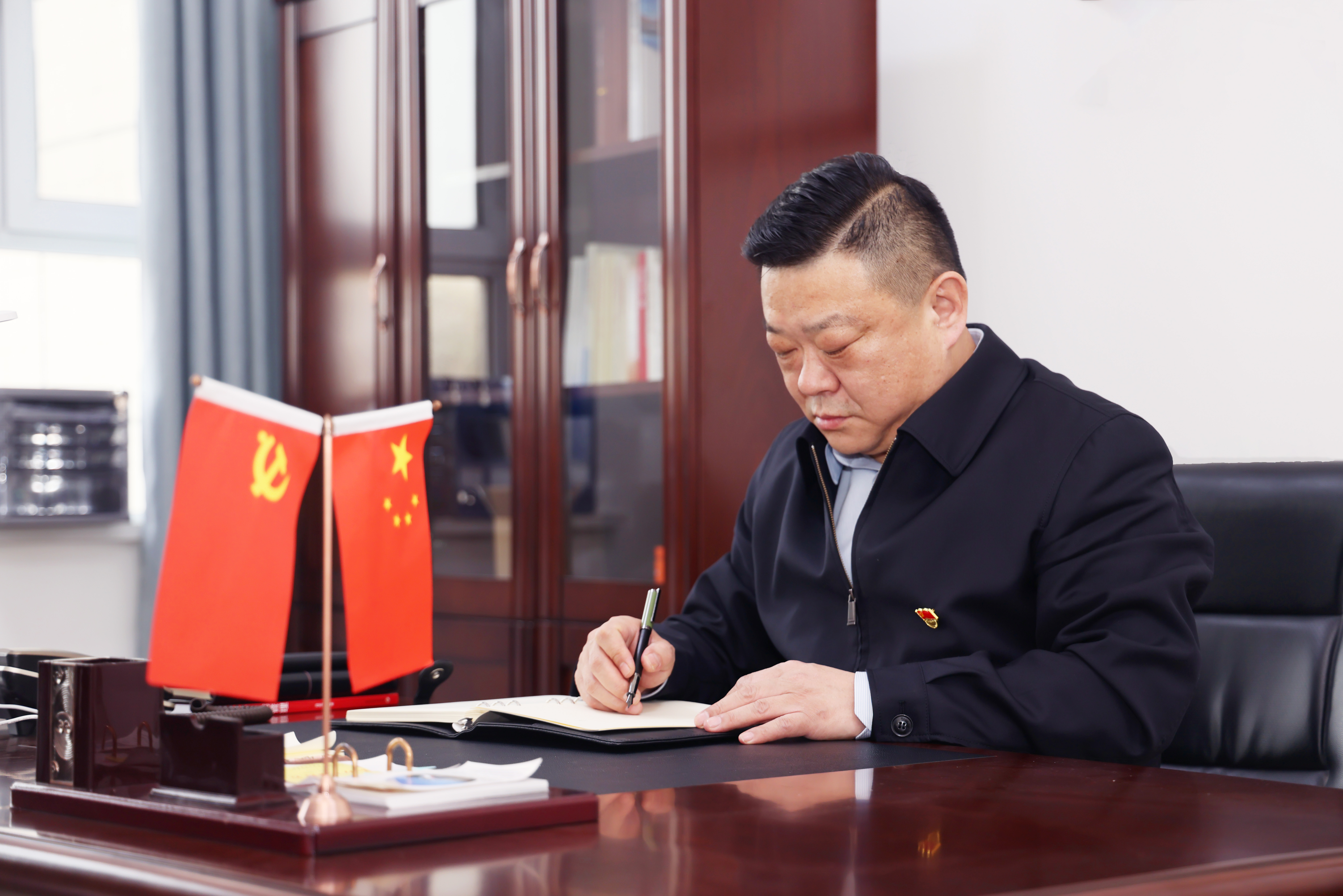 图轮台县委常委、纪委书记、监委主任王毅同志工作照2.jpg