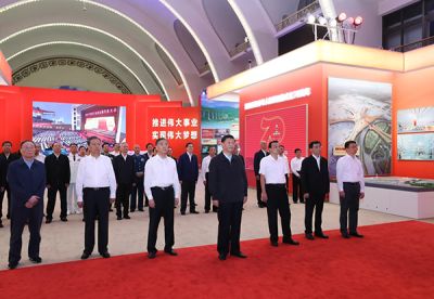 习近平参观庆祝中华人民共和国成立70周年大型成就展