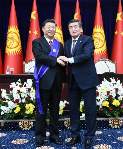 习近平出席仪式接受吉尔吉斯斯坦总统热恩别科夫授予“玛纳斯”一级勋章